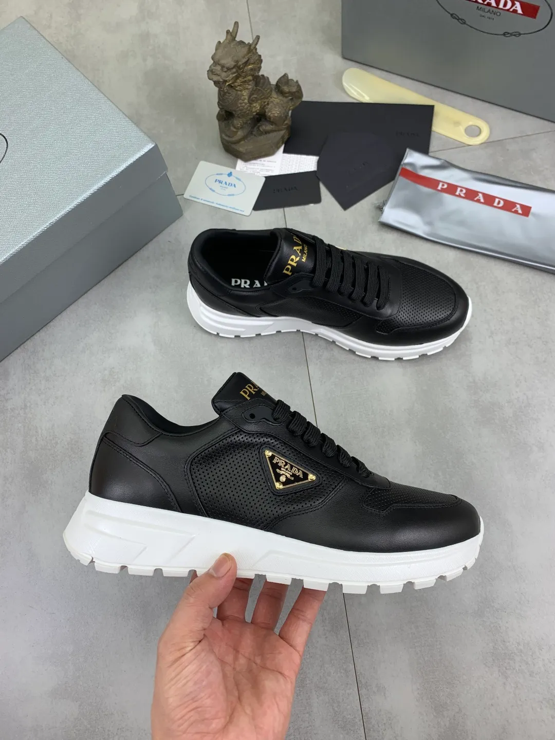 Men's shoes 💰P520 new (higher version) new PRADA (Prada) classic models are on the market at the same time, new men's shoes, 😘fabrics are selected from original imported calfskin. First layer of imported cowhide lining. The original version is awesome! 👍🏿Original open-molded non-slip PU outsole, with exquisite lines, simple and elegant, super comfortable and classy on foot, suitable for leisure travel. Code number: 38-45 (46 customized) 2️⃣ colors available
